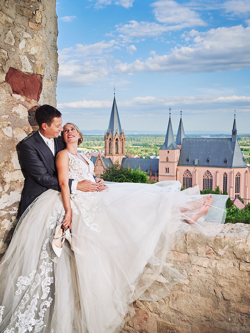Hochzeitsshooting auf Burgmauer mit Blick auf Kirchtürme