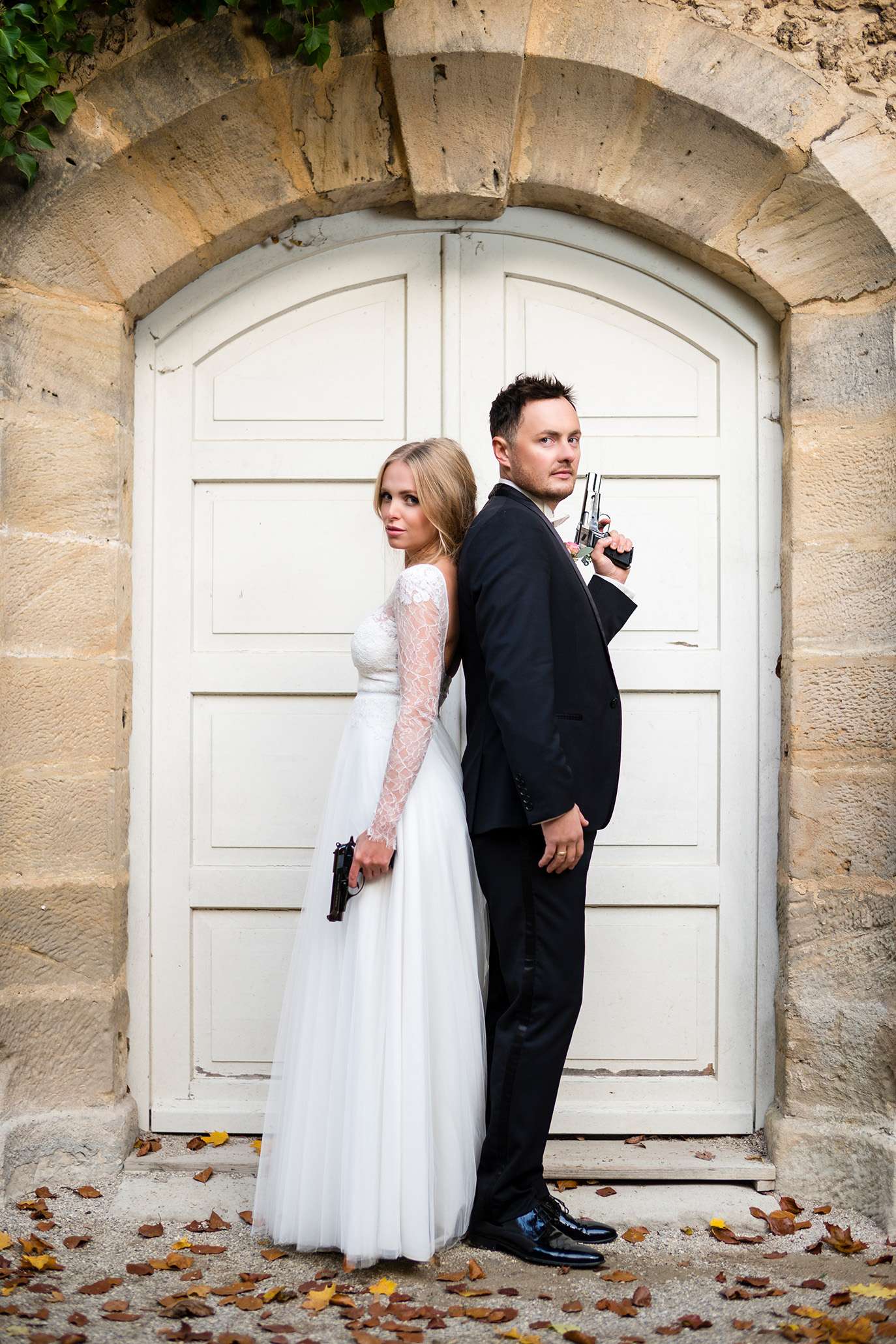 Lustiges Brautpaar-Shooting mit Action-Pose, kreativ und humorvoll inszeniert.