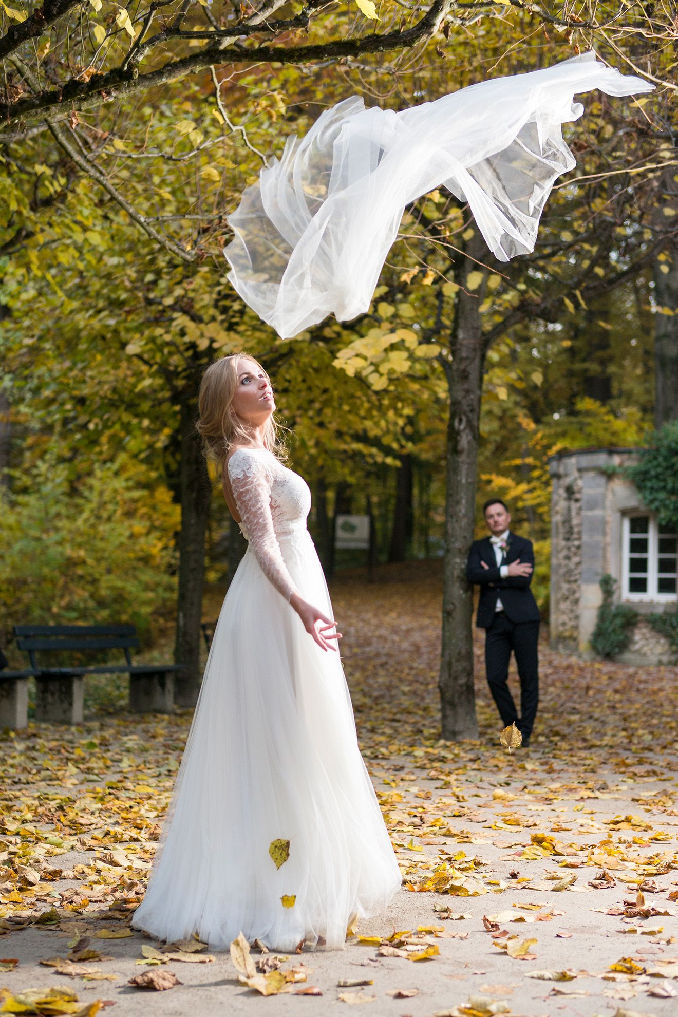Kreativer Schleier im Wind bei Hochzeitsshooting